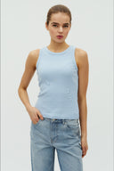 jaxon-rib-boothals-tanktop-classic-light-blue-MBYM-modelfoto-vooraanzicht-1