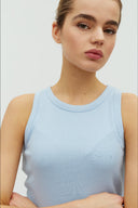 jaxon-rib-boothals-tanktop-classic-light-blue-MBYM-modelfoto-detail-1