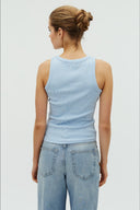 jaxon-rib-boothals-tanktop-classic-light-blue-MBYM-modelfoto-achteraanzicht-1