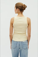 jaxon-rib-boothals-tanktop-summer-yellow-MBYM-modelfoto-achteraanzicht-2