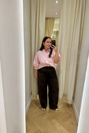 beatrice-barrel-balloon-denim-jeans-broek-donkerbruin-sweet-like-you-sienna-modelfoto-vooraanzicht-4
