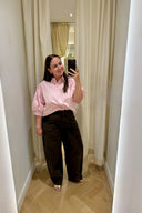 beatrice-barrel-balloon-denim-jeans-broek-donkerbruin-sweet-like-you-sienna-modelfoto-vooraanzicht-3