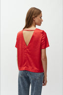 Nivara-satijnen-blouse-rococco-red-MbyM-modelfoto-achteraanzicht-1