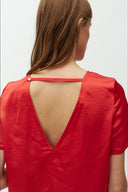 Nivara-satijnen-blouse-rococco-red-MbyM-modelfoto-close-up-1