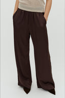 Asaka-satijnen-broek-donkerbruin-MbyM-modelfoto-close-up-1