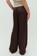 Asaka-satijnen-broek-donkerbruin-MbyM-modelfoto-close-up-2