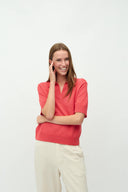 sika-gebreide-polo-top-calypso-coral-mbym-model-vooraanzicht-1