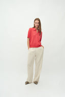 sika-gebreide-polo-top-calypso-coral-mbym-model-vooraanzicht-3