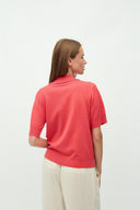 sika-gebreide-polo-top-calypso-coral-mbym-model-achteraanzicht-1