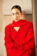 ruthie v-hals-gebreide-trui-red-aura-rood-mbym-modelfoto-vooraanzicht-1