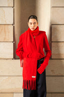 ruthie v-hals-gebreide-trui-red-aura-rood-mbym-modelfoto-vooraanzicht-2