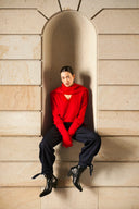 ruthie v-hals-gebreide-trui-red-aura-rood-mbym-modelfoto-vooraanzicht-3
