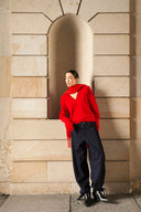 ruthie v-hals-gebreide-trui-red-aura-rood-mbym-modelfoto-vooraanzicht-4