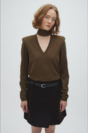 ruthie v-hals-gebreide-trui-smoked-olive-groen-mbym-modelfoto-vooraanzicht-1