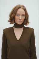ruthie v-hals-gebreide-trui-smoked-olive-groen-mbym-modelfoto-vooraanzicht-2