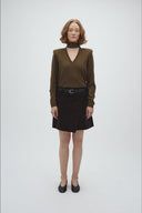 ruthie v-hals-gebreide-trui-smoked-olive-groen-mbym-modelfoto-vooraanzicht-3