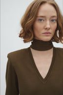 ruthie v-hals-gebreide-trui-smoked-olive-groen-mbym-modelfoto-vooraanzicht-4