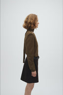 ruthie v-hals-gebreide-trui-smoked-olive-groen-mbym-modelfoto-zijaanzicht-1