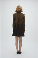 ruthie v-hals-gebreide-trui-smoked-olive-groen-mbym-modelfoto-achteraanzicht-1
