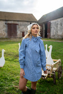 mindy-mini-geruite-strik-jurk-blue-sweet-like-you-modelfoto-vooraanzicht-1