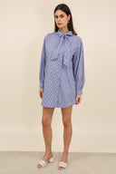 mindy-mini-geruite-strik-jurk-blue-sweet-like-you-modelfoto-vooraanzicht-2