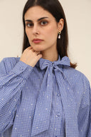 mindy-mini-geruite-strik-jurk-blue-sweet-like-you-modelfoto-close-up-1