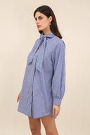 mindy-mini-geruite-strik-jurk-blue-sweet-like-you-modelfoto-zijaanzicht-1