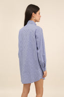 mindy-mini-geruite-strik-jurk-blue-sweet-like-you-modelfoto-achteraanzicht-1