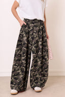 faye-legerprint-camouflage-balloon-wijde-pantalon-broek-sweet-like-you-modelfoto-vooraanzicht-1