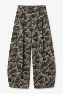 faye-legerprint-camouflage-balloon-wijde-pantalon-broek-sweet-like-you-productfoto-vooraanzicht-1