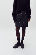 altari-studs-rok-black-mbym-model-vooraanzicht-2