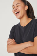 amana-luxe-t-shirt-black-mbym-model-vooraanzicht-2