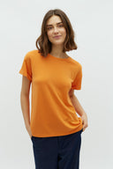 amana-luxe-t-shirt-orange-peel-mbym-model-vooraanzicht-1