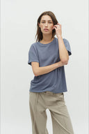 amana-luxe-t-shirt-vintage-indigo-mbym-model-vooraanzicht-1