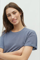 amana-luxe-t-shirt-vintage-indigo-mbym-model-vooraanzicht-2