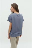 amana-luxe-t-shirt-vintage-indigo-mbym-model-achteraanzicht-1