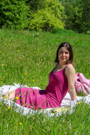 leslee-bosko-luxe-jurk-radient-raspberry-MbyM-modelfoto-vooraanzicht-1