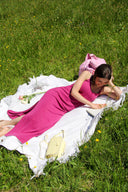 leslee-bosko-luxe-jurk-radient-raspberry-MbyM-modelfoto-vooraanzicht-2