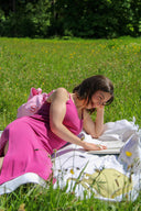 leslee-bosko-luxe-jurk-radient-raspberry-MbyM-modelfoto-vooraanzicht-5