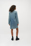 carmelia-denim-mini-jurk-blauw-mbym-model-achteraanzicht-1
