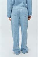 lixia-denim-jeans-broek-light-soft-wash-mbym-modelfoto-achteraanzicht-1