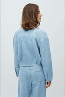 geviva-denim-jas-light-soft-wash-mbym-modelfoto-achteraanzicht-1