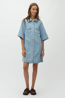 mira-mini-denim-jeans-jurk-lighter-soft-wash-MbyM-modelfoto-vooraanzicht-1