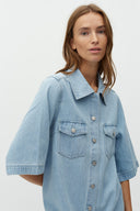 mira-mini-denim-jeans-jurk-lighter-soft-wash-MbyM-modelfoto-close-up-1