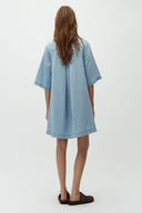 mira-mini-denim-jeans-jurk-lighter-soft-wash-MbyM-modelfoto-achteraanzicht-1