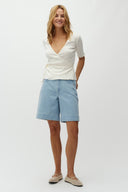 sanira-bermuda-denim-jeans-short-light-soft-wash-modelfoto-vooraanzicht-1