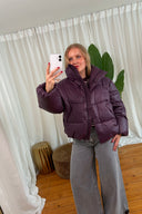 seraphina-gewatteerde-jas-deep-purple-donkerpaars-mbym-spiegelfoto-vooraanzicht-2
