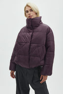 seraphina-gewatteerde-jas-deep-purple-donkerpaars-mbym-modelfoto-vooraanzicht-1