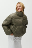 seraphina-gewatteerde-jas-dusty-olive-groen-mbym-modelfoto-vooraanzicht-1