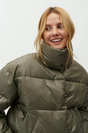seraphina-gewatteerde-jas-dusty-olive-groen-mbym-modelfoto-close-up-1